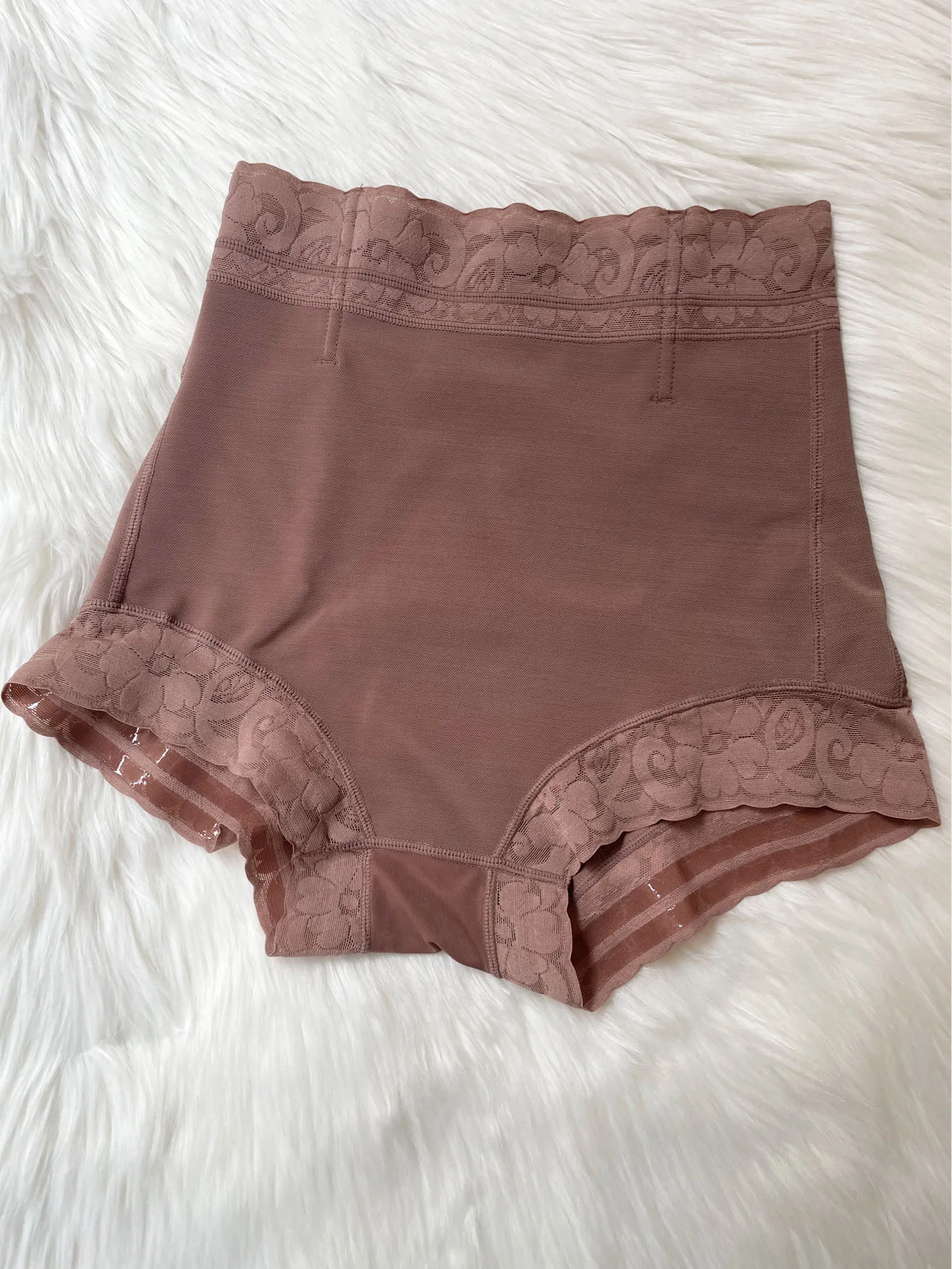 Shorty à dentelle gainant marron