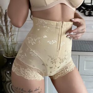 Shorty gainant à dentelle taille haute beige